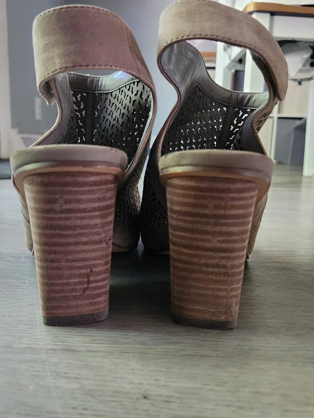 Vince Camuto Dastana perforated leather peep-toe block heel Booties women 10W